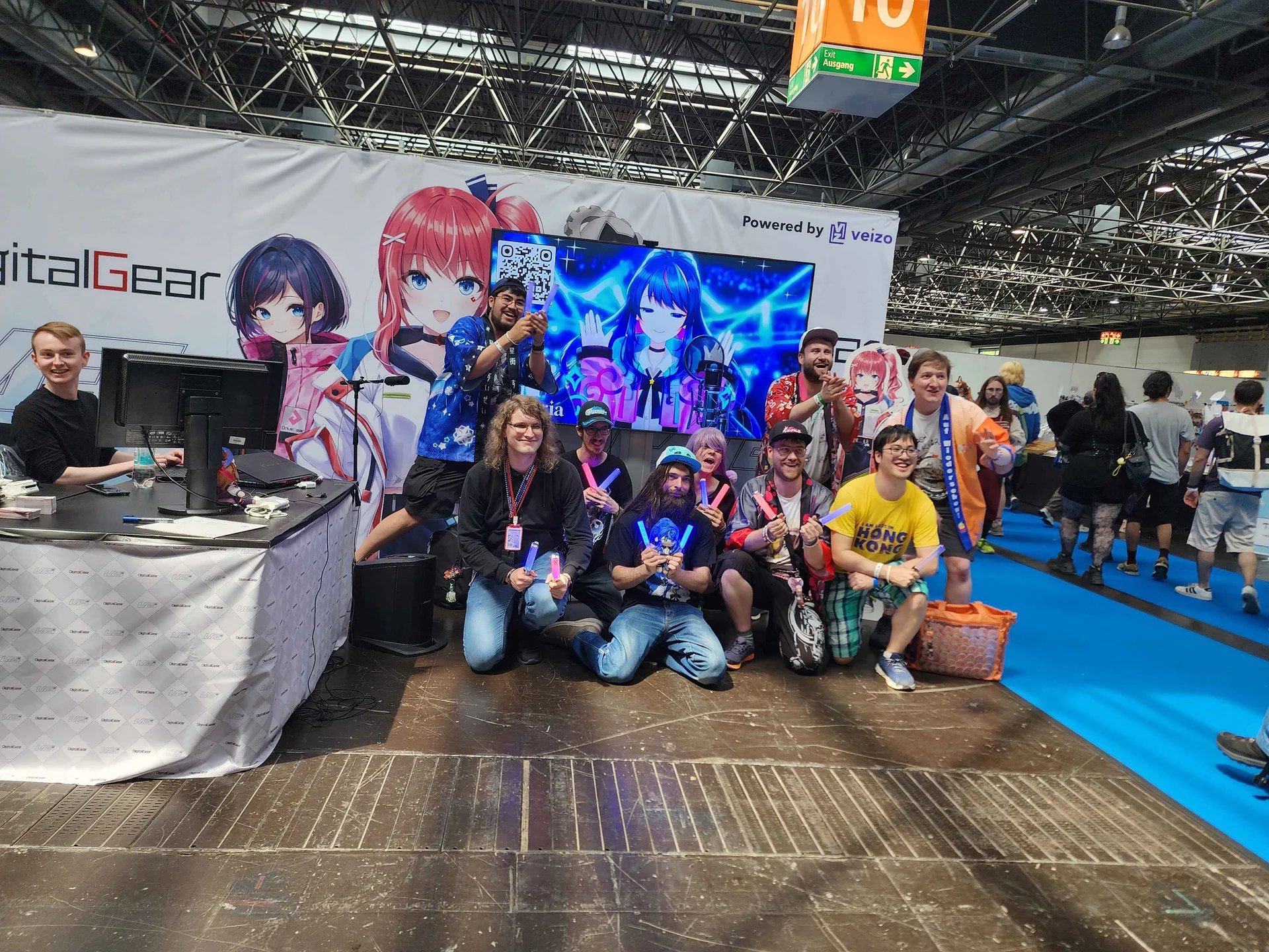 Nana Asteria's fans gathering for a group picture at the end of her concert